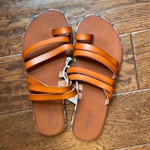 Slip-on sandals with braided colorful side